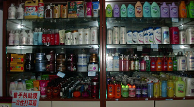 各種肌膚面膜、化妝品、洗發、護發等日用品 - 宏偉日化批發零售商行